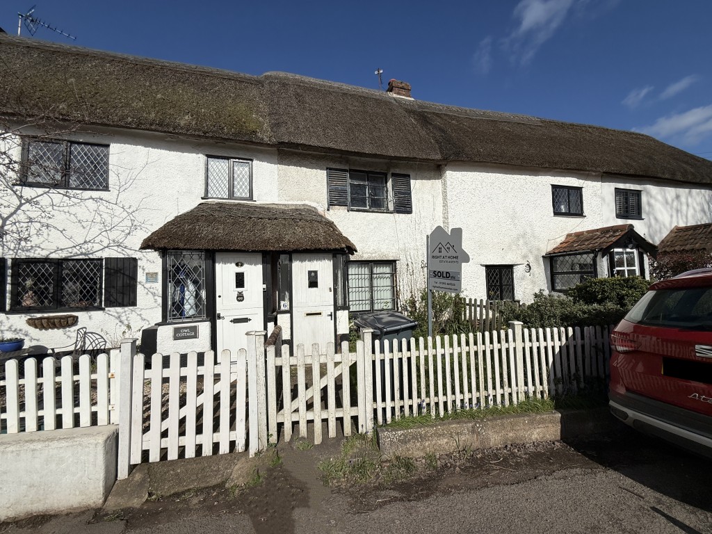 Lot: 26 - TWO-BEDROOM COTTAGE FOR IMPROVEMENT IN POPULAR DEVON VILLAGE - Front of the property